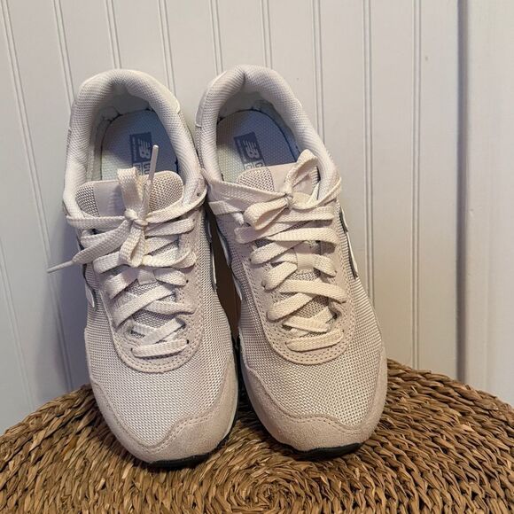 New Balance Cream and Gray Sneakers - 7.5 - Picture 3 of 10